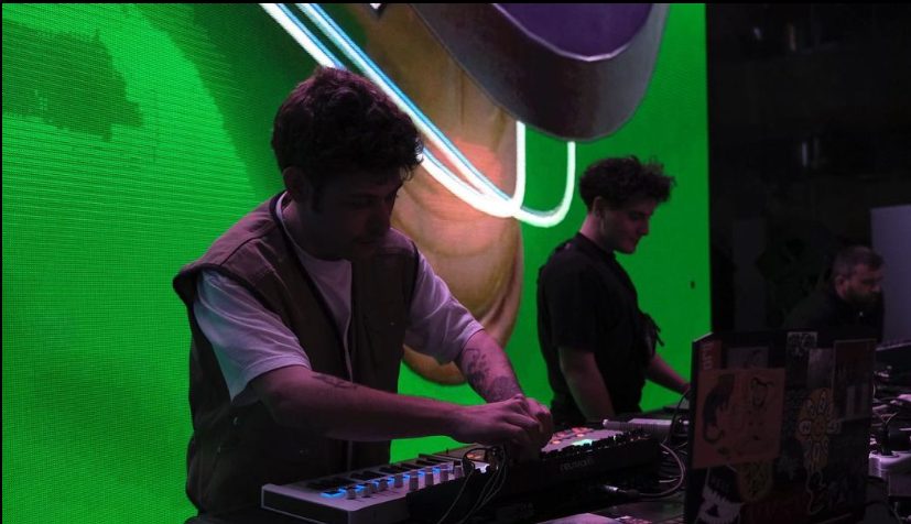 Fosil performing at SónarScreen 2023